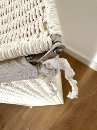 Cesta de ropa de mimbre con tejido interior