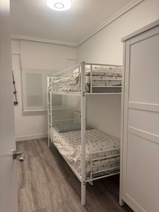 Litera metálica blanca con 2 colchones