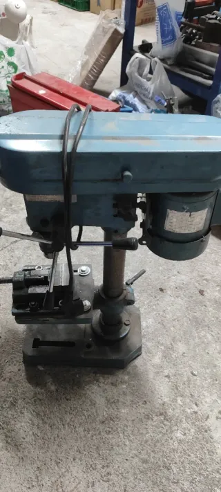 Taladro de banco azul