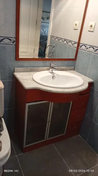 Mueble de baño madera y mármol.