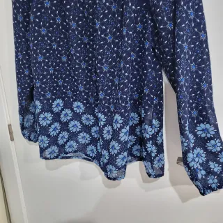 Blusa Stradivarius floral azul talla M
