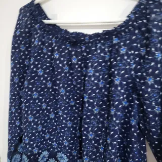 Blusa Stradivarius floral azul talla M
