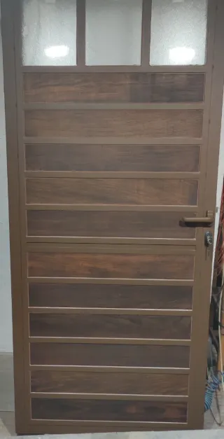 Puerta rústica casa de pueblo