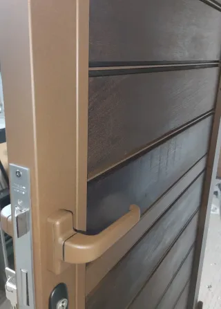 Puerta rústica casa de pueblo