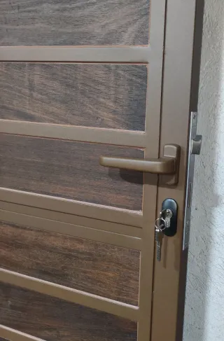 Puerta rústica casa de pueblo