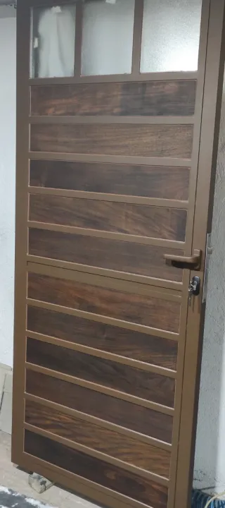 Puerta rústica casa de pueblo