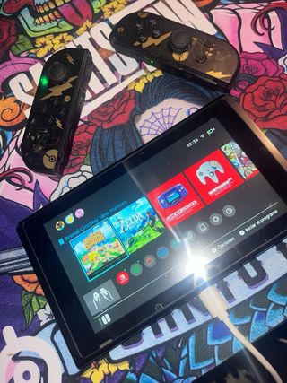 Nintendo Switch Edición Pokémon Negra y Dorada