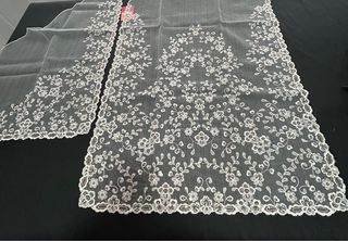 Manteletas de encaje blanco con lentejuelas en oro