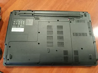 Portátil eMachines Negro con Cargador