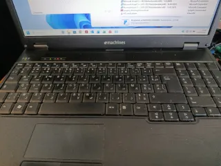Portátil eMachines Negro con Cargador