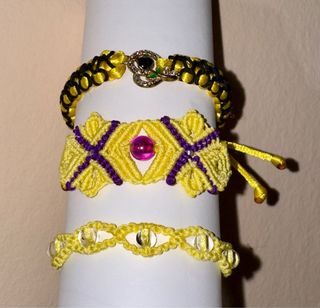 Pulseras tejidas a mano