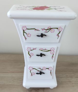 Tocador de juguete con cajones