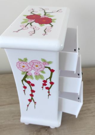 Tocador de juguete con cajones