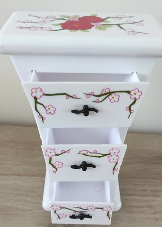 Tocador de juguete con cajones