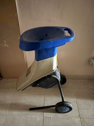 Biotrituradora con ruedas