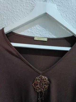 Blusa marrón con detalle
