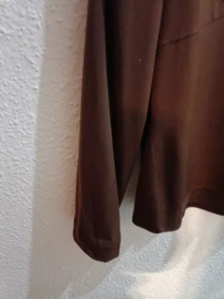 Blusa marrón con detalle