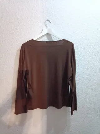 Blusa marrón con detalle