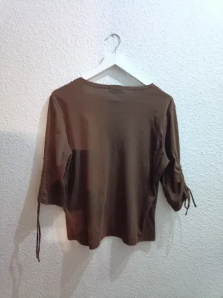 Blusa marrón con escote en V