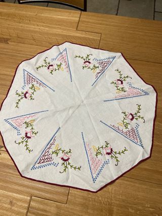 Centrotavola ricamato a mano diametro cm 65