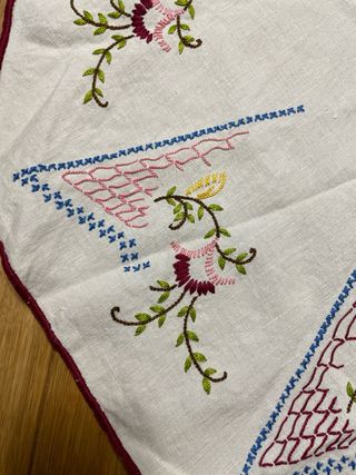 Centrotavola ricamato a mano diametro cm 65