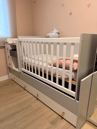 Cuna blanca y gris con cajones