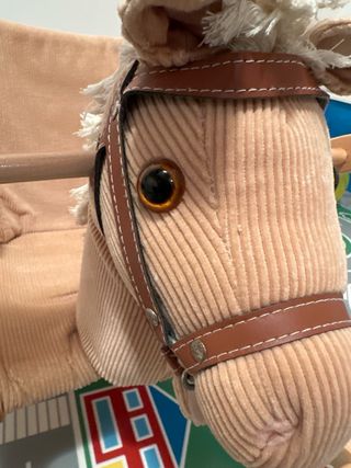 Caballito balancín de peluche y madera
