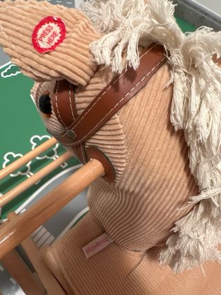 Caballito balancín de peluche y madera