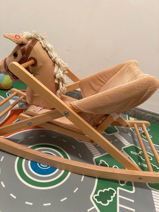 Caballito balancín de peluche y madera