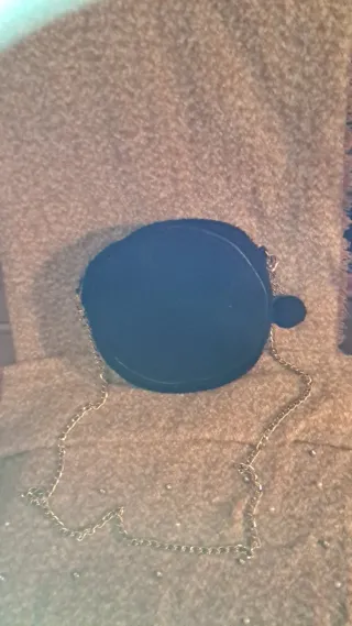 Bolso negro redondo con cadena