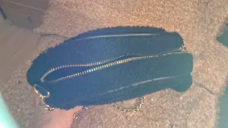 Bolso negro redondo con cadena