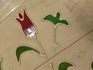 Cuadro de relieve con flores de cristal y madera