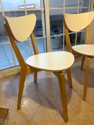 Dos sillas de comedor de madera IKEA