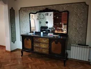 Muebles antiguos de madera y cristal