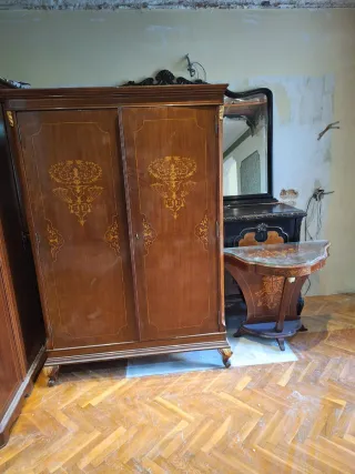 Muebles antiguos de madera y cristal