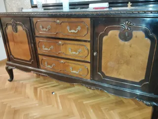 Muebles antiguos de madera y cristal