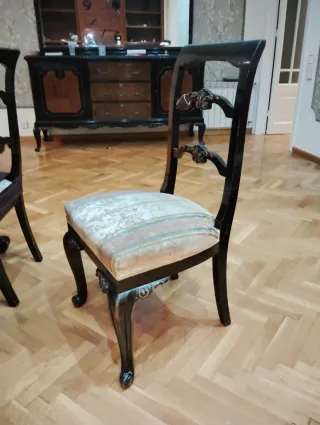 Muebles antiguos de madera y cristal