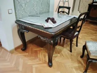 Muebles antiguos de madera y cristal