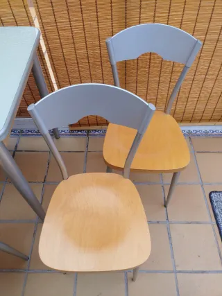 Conjunto de mesa + sillas + taburetes