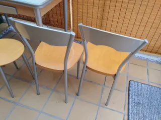 Conjunto de mesa + sillas + taburetes
