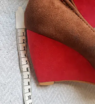 Zapatos de antelina con cuña