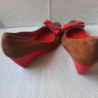 Zapatos de antelina con cuña