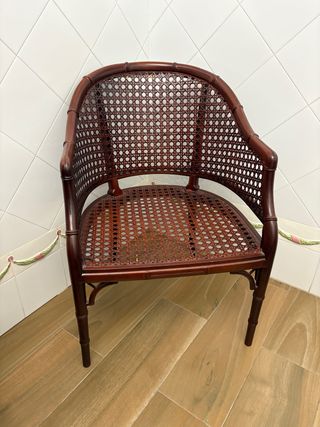 Sillón de mimbre y madera