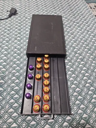 Macchina da caffè Krups Nespresso rossa con borsa da viaggio