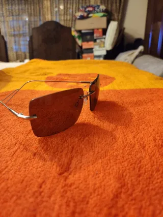 Gafas de sol marrones sin montura