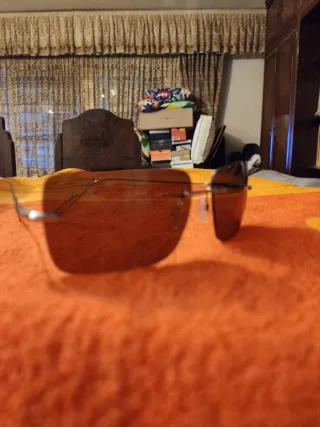 Gafas de sol marrones sin montura