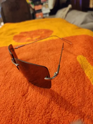 Gafas de sol marrones sin montura