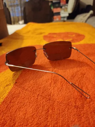 Gafas de sol marrones sin montura