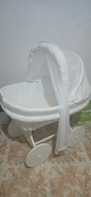 Cuna moisés blanca con capota