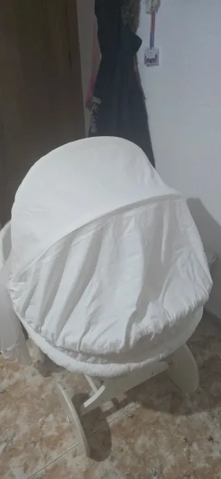 Cuna moisés blanca con capota